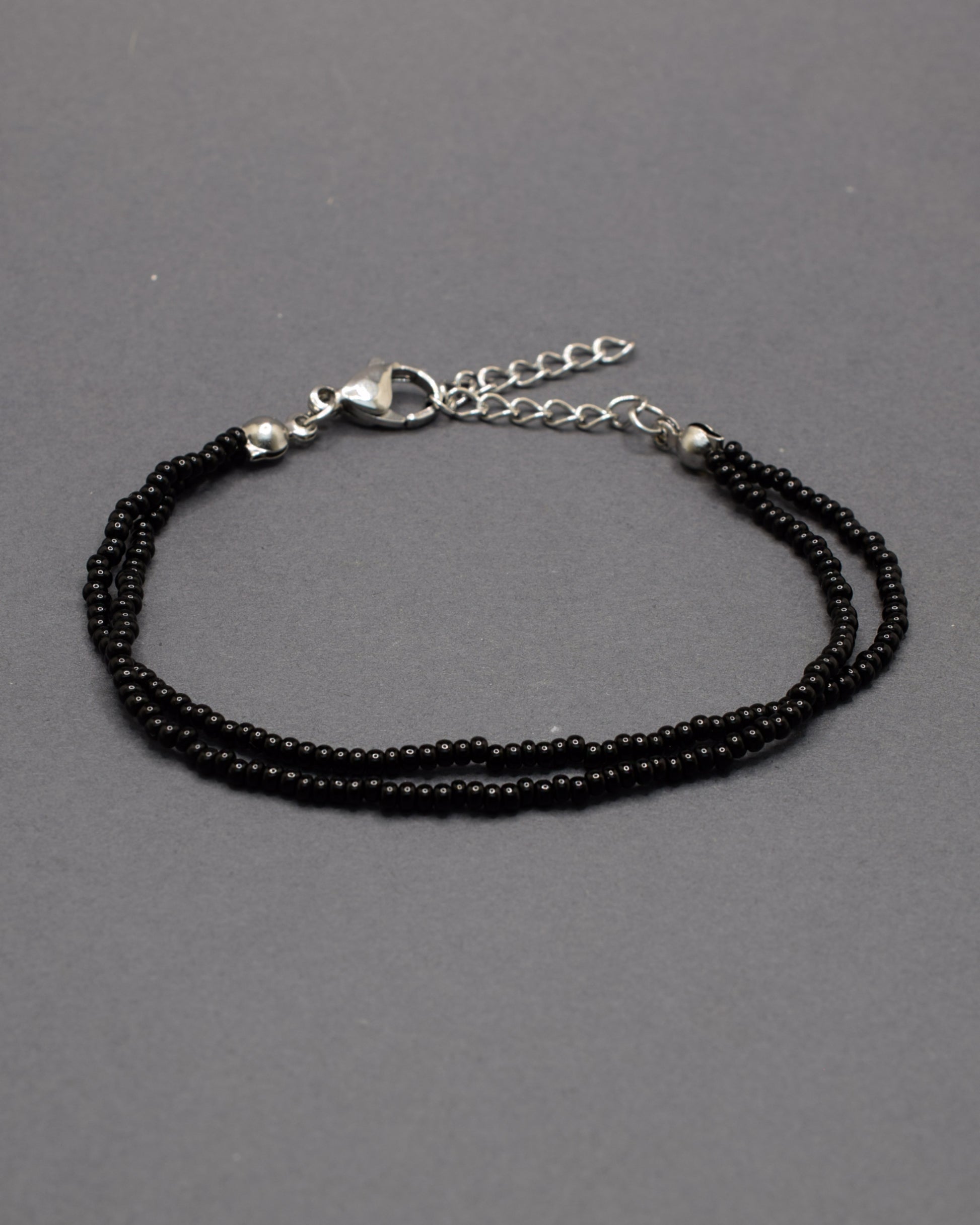 Pulseira dupla de missangas pretas, elegante e versátil, ideal para um look sofisticado e intemporal.