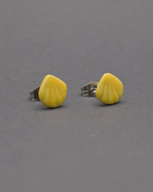 Brincos stud com conchas amarelas em cerâmica. Toque artesanal e vibrante para um look leve e cheio de cor.
