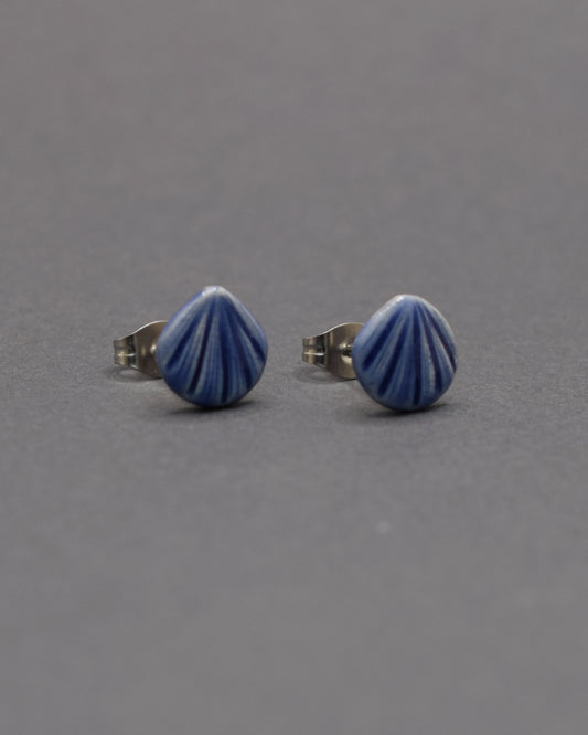 Brincos stud de cerâmica em formato de concha azul escuro. Delicados, leves e perfeitos para adicionar um toque elegante ao seu visual.
