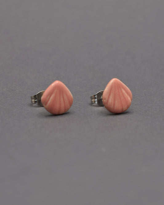 Brincos stud com conchas rosa em cerâmica. Delicadeza e toque artesanal para um look suave e cheio de charme.