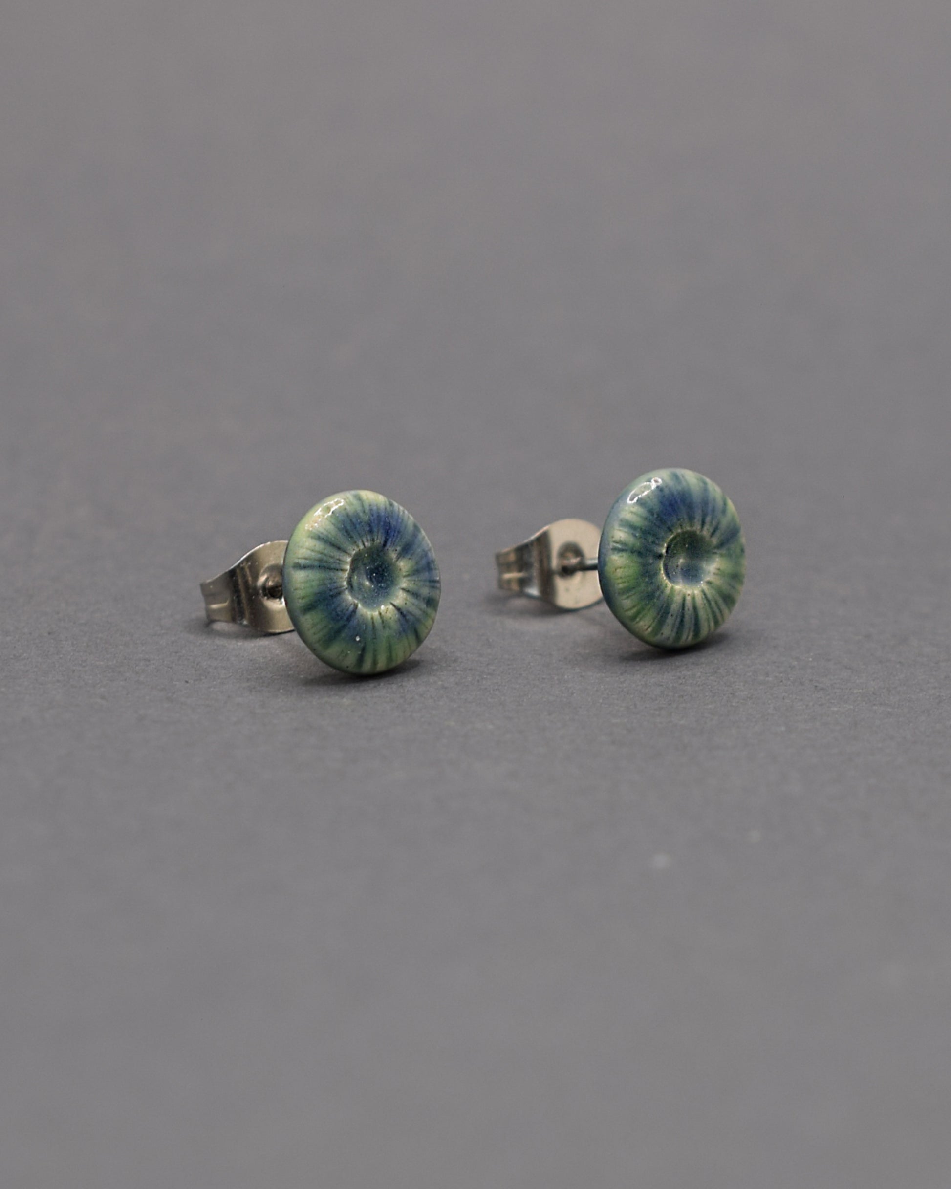 Brincos stud em cerâmica Flor do Mar Verde Musgo. Leves, artesanais e elegantes, ideais para um look natural e sofisticado.