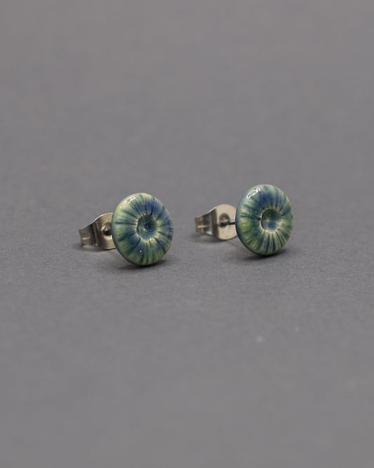 Brincos stud em cerâmica Flor do Mar Verde Musgo. Leves, artesanais e elegantes, ideais para um look natural e sofisticado.