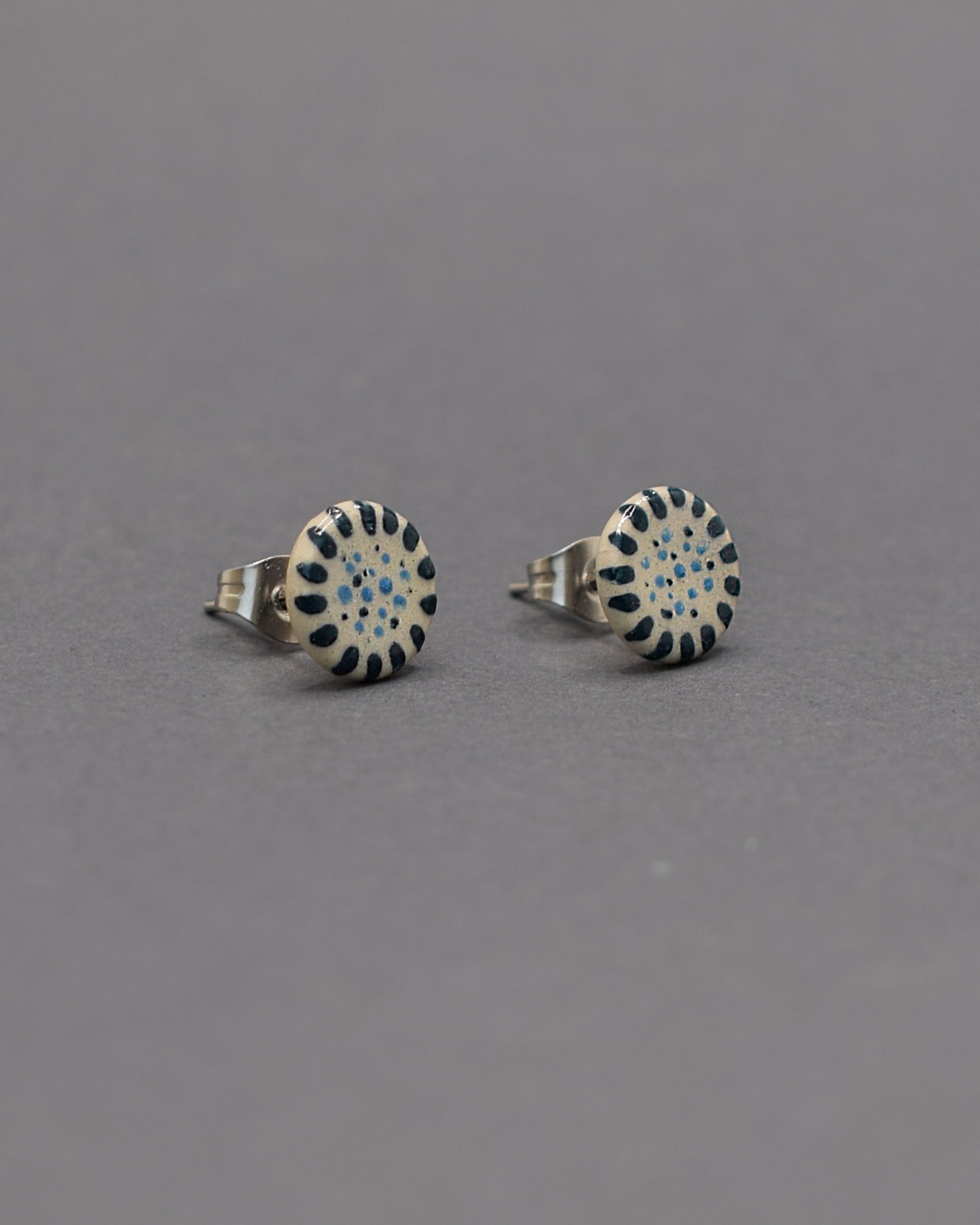 Brincos stud em cerâmica, com design Pétalas de Luz. Um toque único e moderno para iluminar o seu visual com elegância.