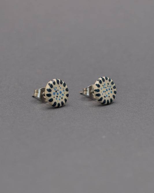Brincos stud em cerâmica, com design Pétalas de Luz. Um toque único e moderno para iluminar o seu visual com elegância.