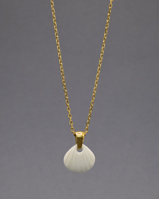 Colar com pendente de porcelana em forma de concha. Peça delicada, feita à mão, ideal para amantes do mar e do design artesanal.