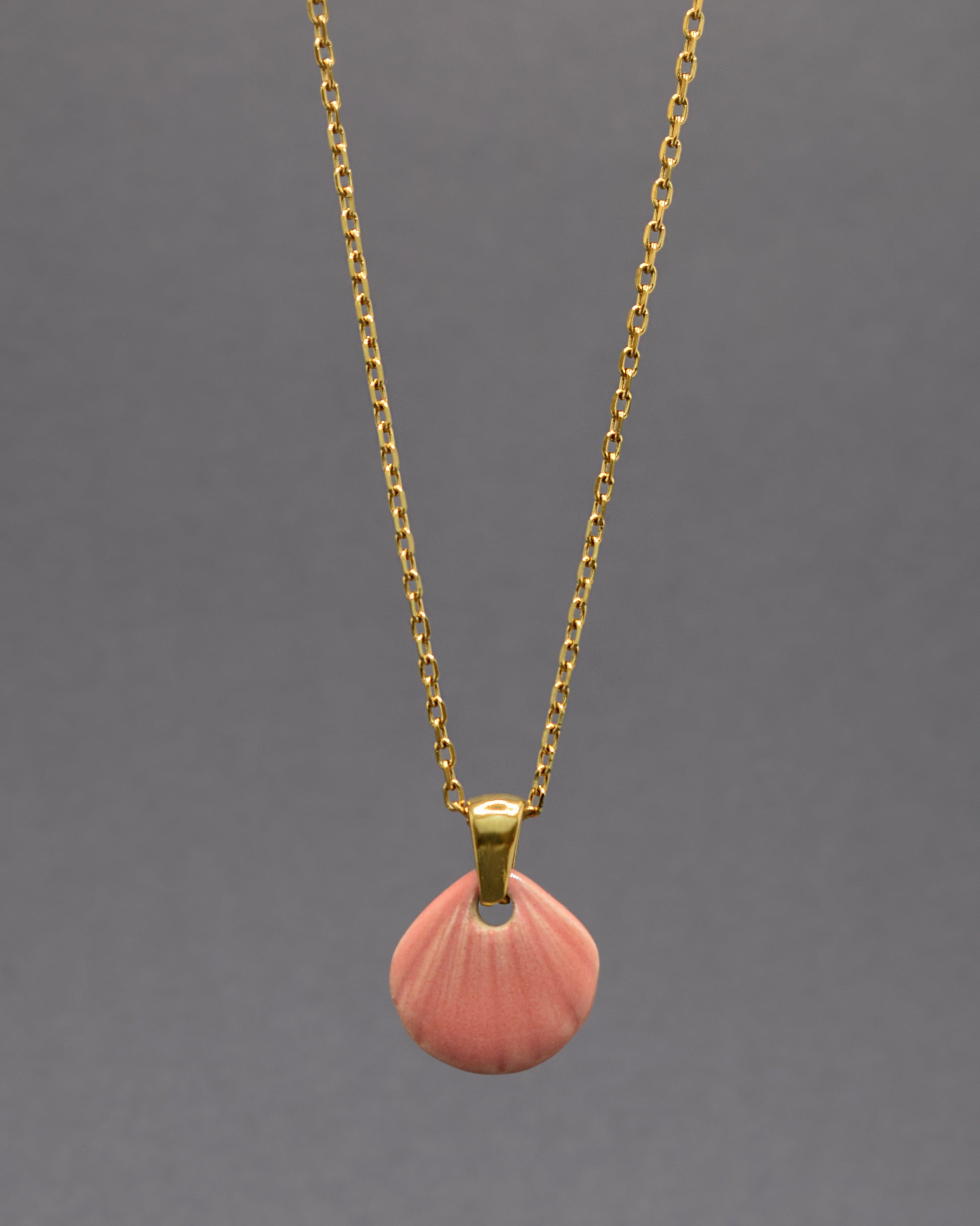 Colar Concha Rosa em cerâmica com delicadeza artesanal, charme natural e inspiração no mar para um toque elegante em qualquer look.