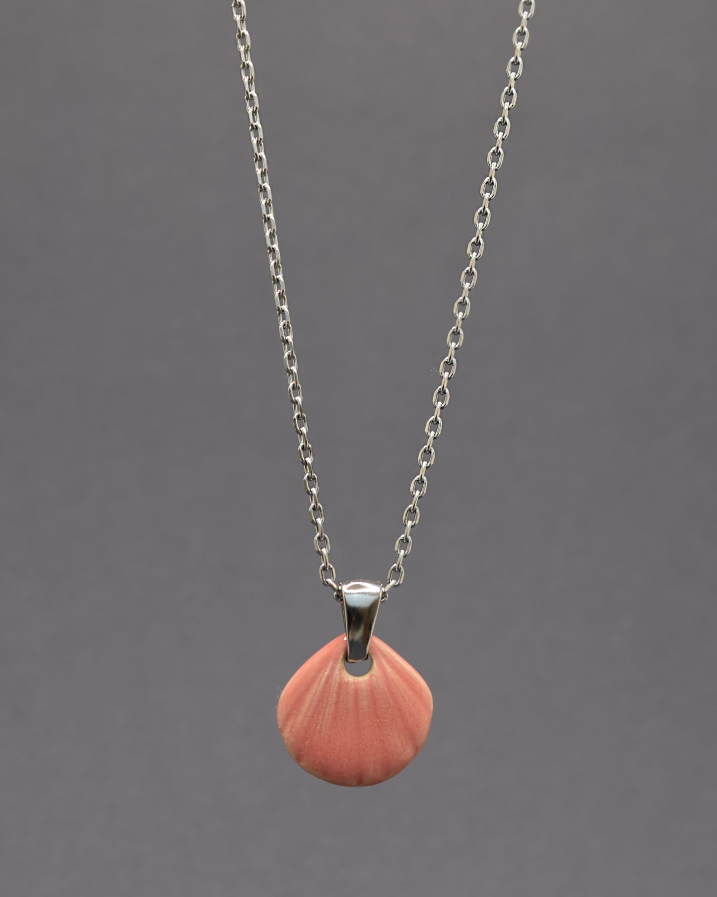 Colar Concha Rosa em cerâmica com delicadeza artesanal, charme natural e inspiração no mar para um toque elegante em qualquer look.