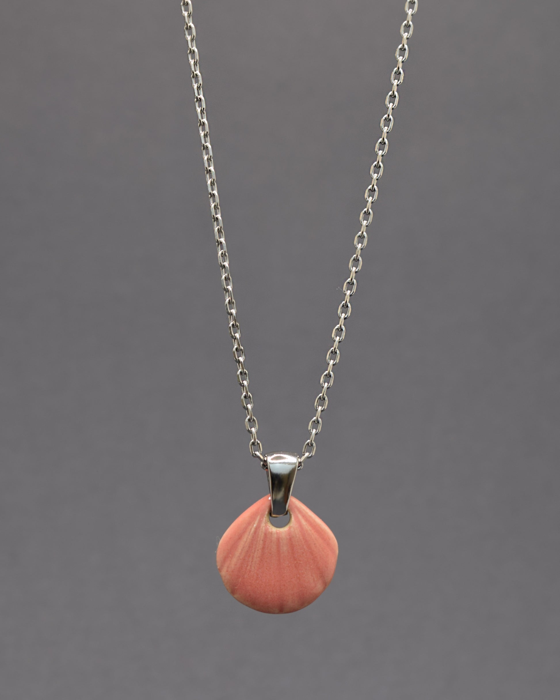 Colar Concha Rosa em cerâmica com delicadeza artesanal, charme natural e inspiração no mar para um toque elegante em qualquer look.