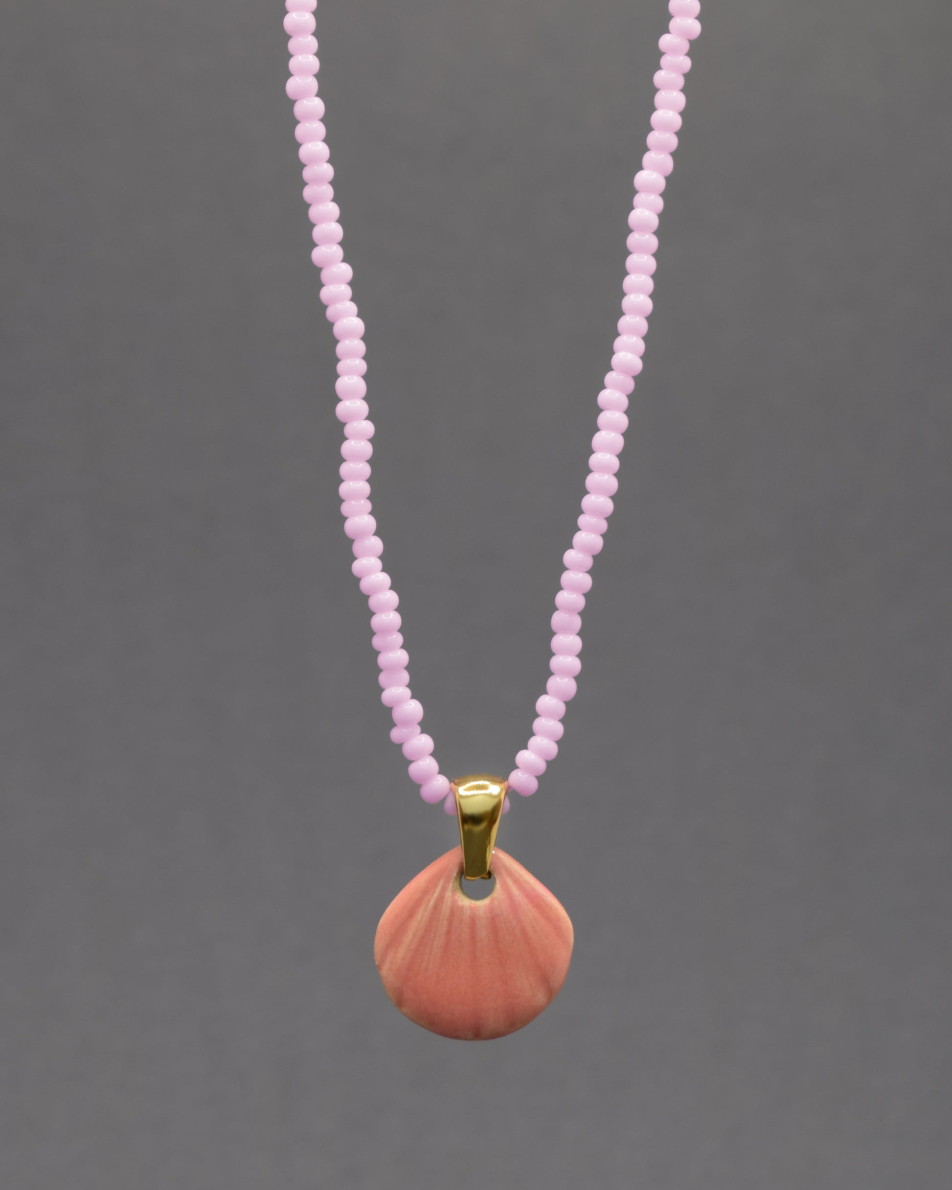 Colar Concha Rosa em cerâmica com delicadeza artesanal, charme natural e inspiração no mar para um toque elegante em qualquer look.