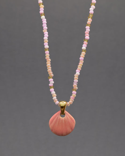 Colar Concha Rosa em cerâmica com delicadeza artesanal, charme natural e inspiração no mar para um toque elegante em qualquer look.