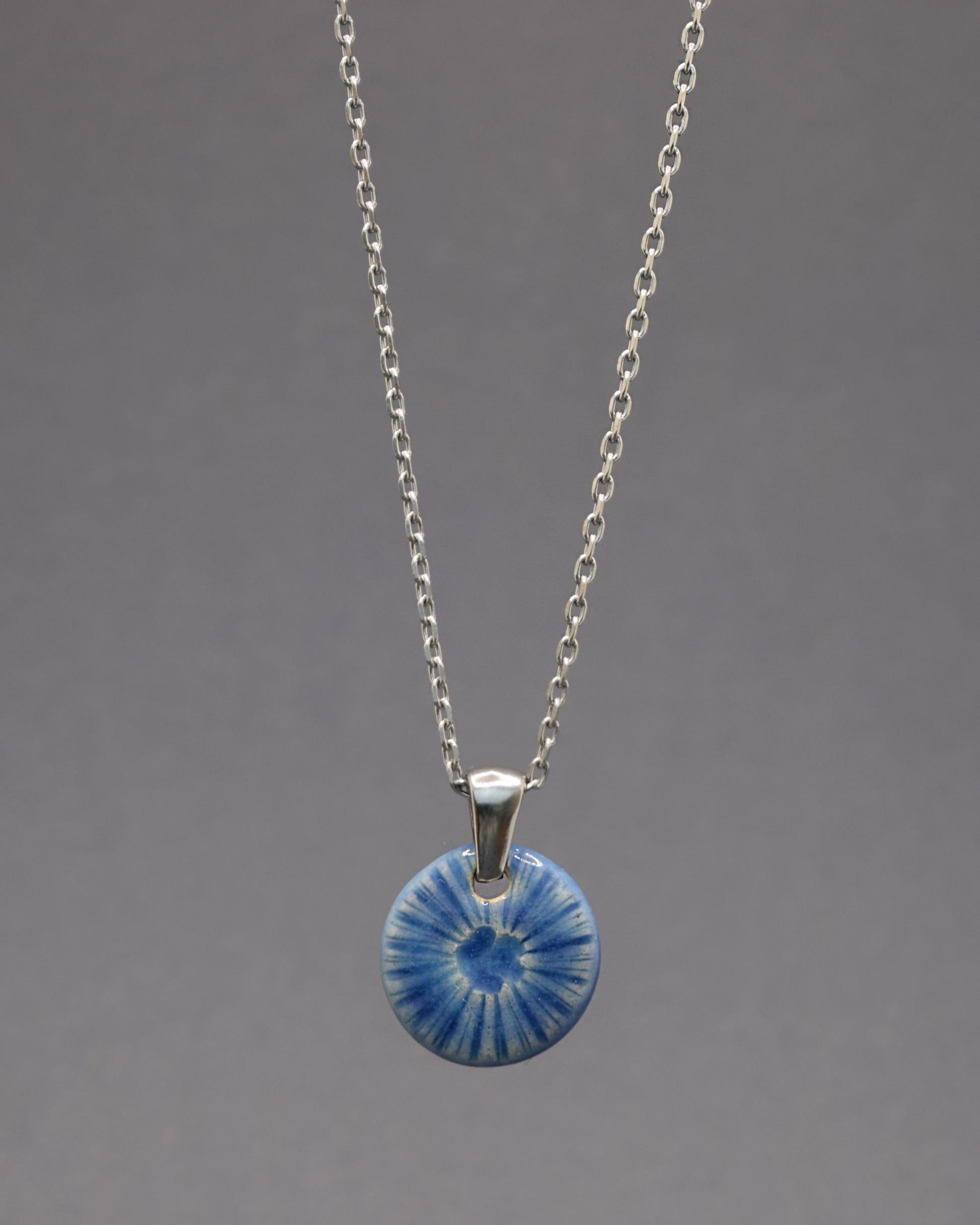Colar Flor do Mar Azul com pendente em cerâmica artesanal. Design delicado e encantador, inspirado no oceano.