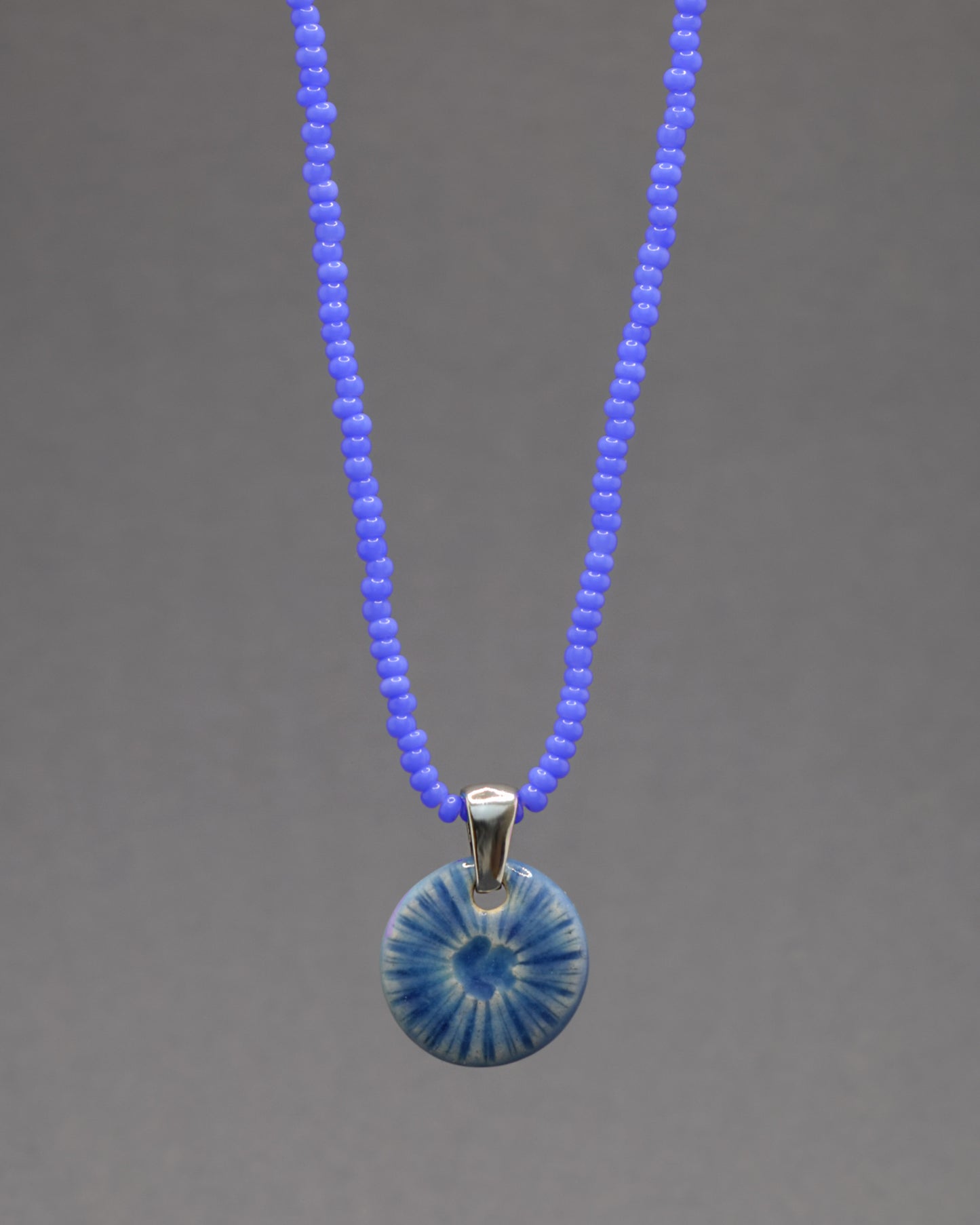 Colar Flor do Mar Azul com pendente em cerâmica artesanal. Design delicado e encantador, inspirado no oceano.