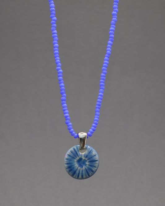 Colar Flor do Mar Azul com pendente em cerâmica artesanal. Design delicado e encantador, inspirado no oceano.