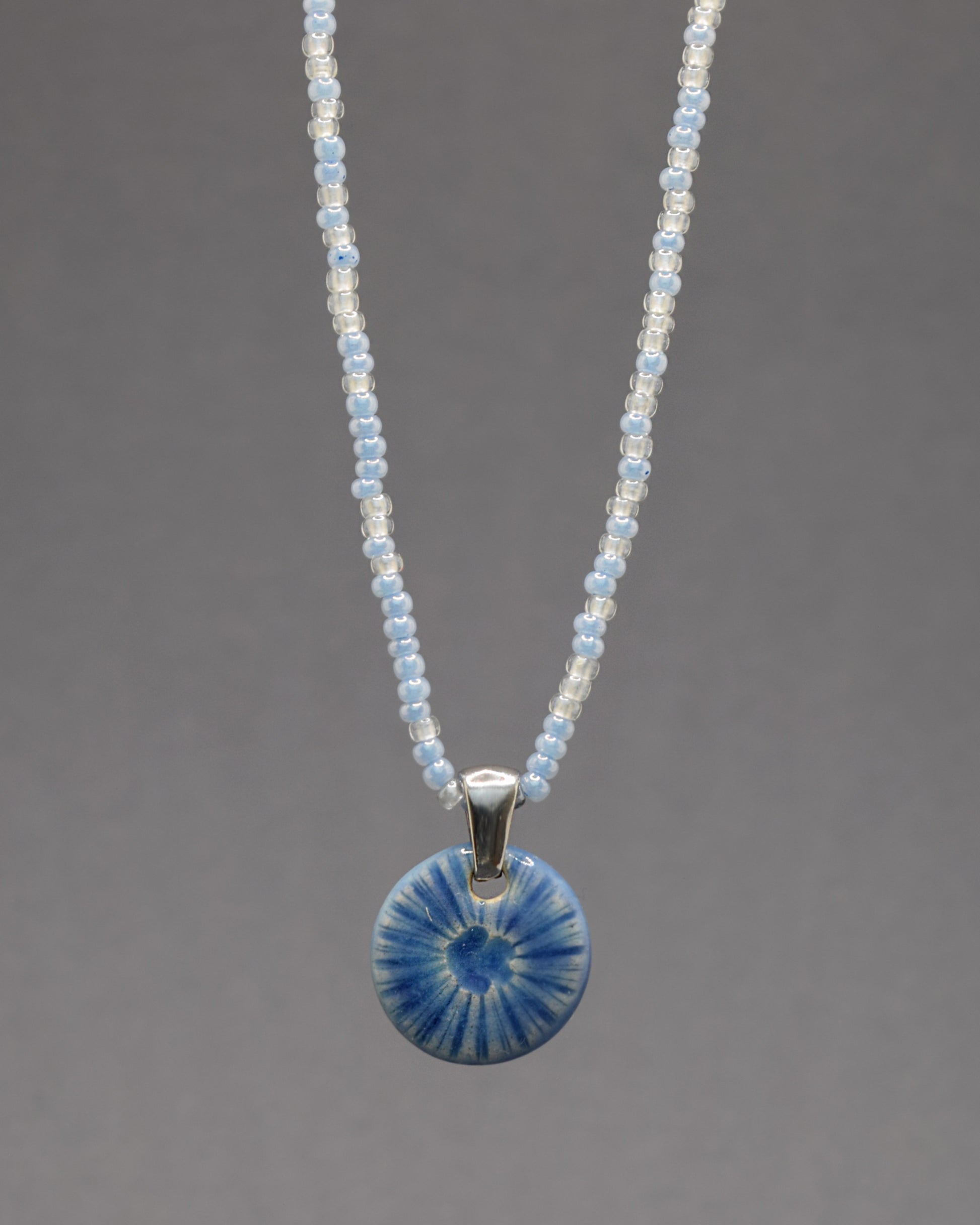Colar Flor do Mar Azul com pendente em cerâmica artesanal. Design delicado e encantador, inspirado no oceano.
