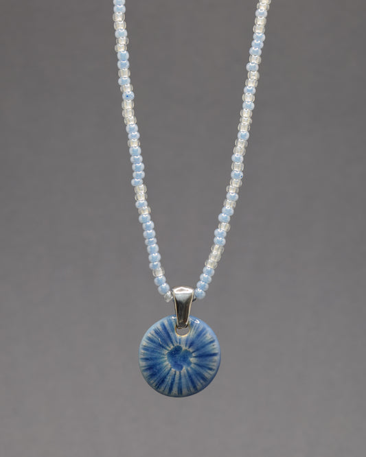Colar Flor do Mar Azul com pendente em cerâmica artesanal. Design delicado e encantador, inspirado no oceano.