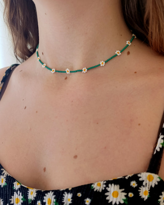 Colar de Missangas Verdes com Flores Brancas