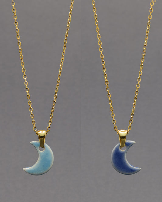 Colar artesanal dupla-face com lua em cerâmica azul. Design versátil e encantador, inspirado na beleza mística do céu noturno.