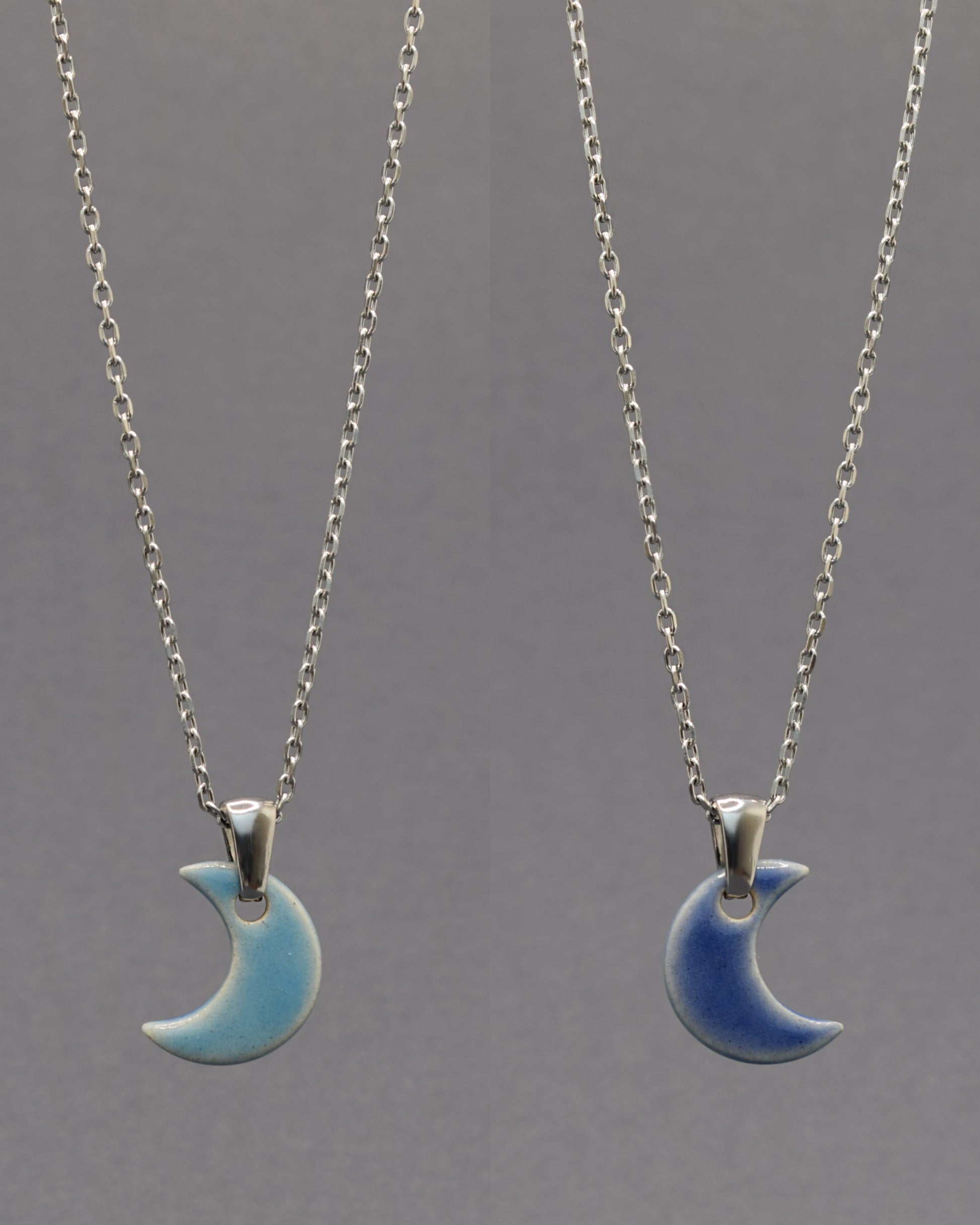 Colar artesanal dupla-face com lua em cerâmica azul. Design versátil e encantador, inspirado na beleza mística do céu noturno.