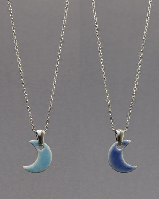 Colar artesanal dupla-face com lua em cerâmica azul. Design versátil e encantador, inspirado na beleza mística do céu noturno.