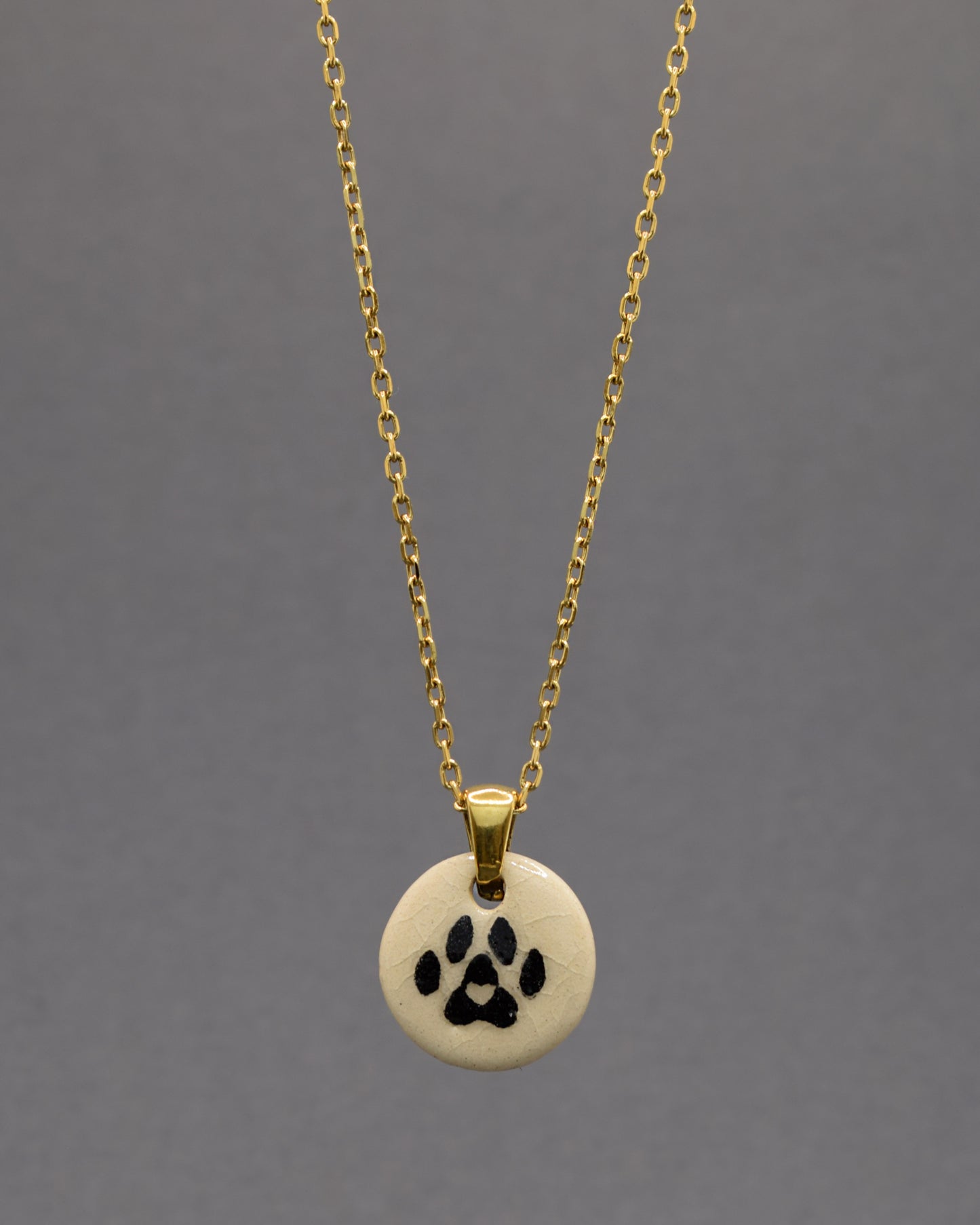Colar com pendente de pata de cão em cerâmica, feito à mão, simboliza amor pelos animais com um toque delicado e cheio de significado.