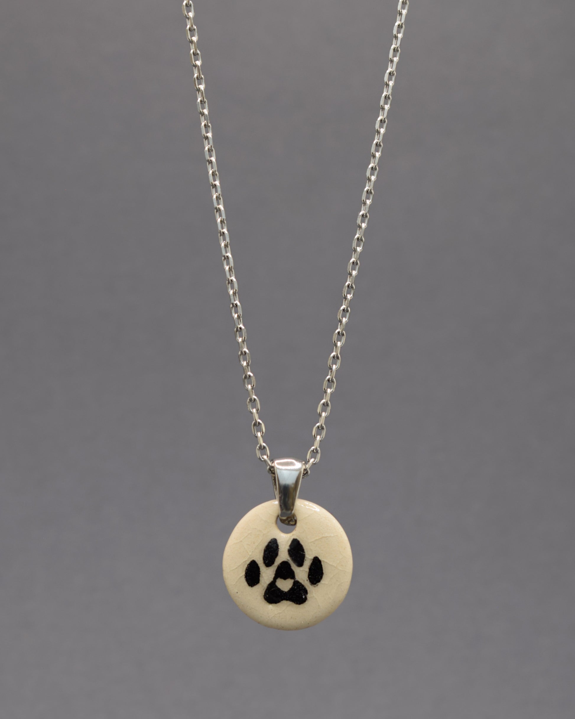 Colar com pendente de pata de cão em cerâmica, feito à mão, simboliza amor pelos animais com um toque delicado e cheio de significado.