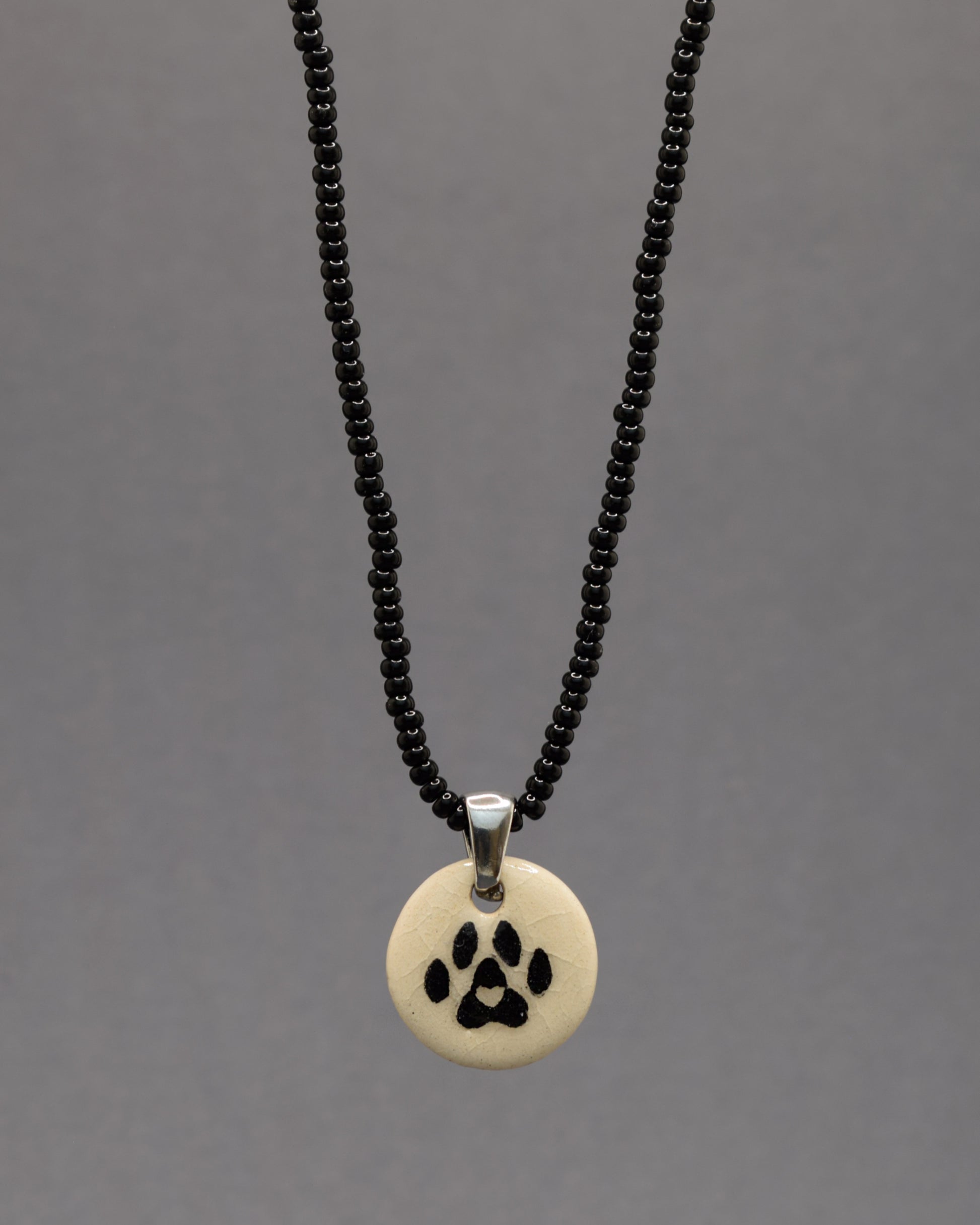 Colar com pendente de pata de cão em cerâmica, feito à mão, simboliza amor pelos animais com um toque delicado e cheio de significado.