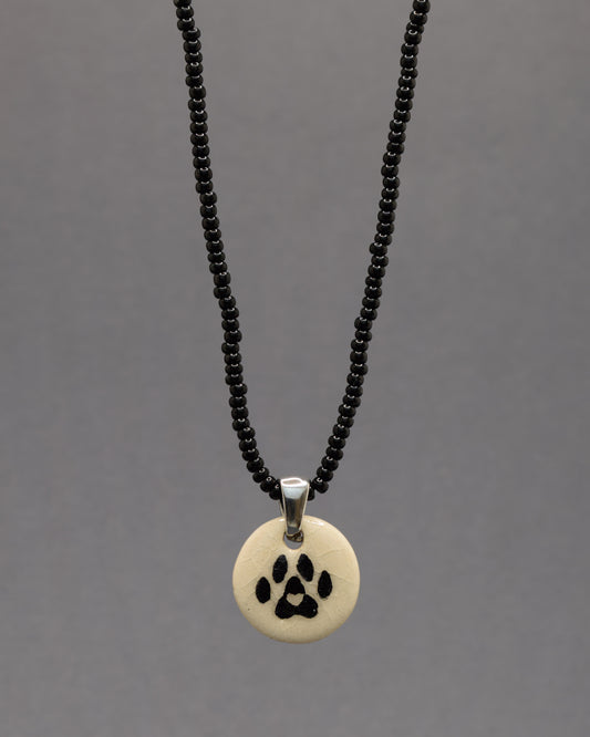 Colar com pendente de pata de cão em cerâmica, feito à mão, simboliza amor pelos animais com um toque delicado e cheio de significado.