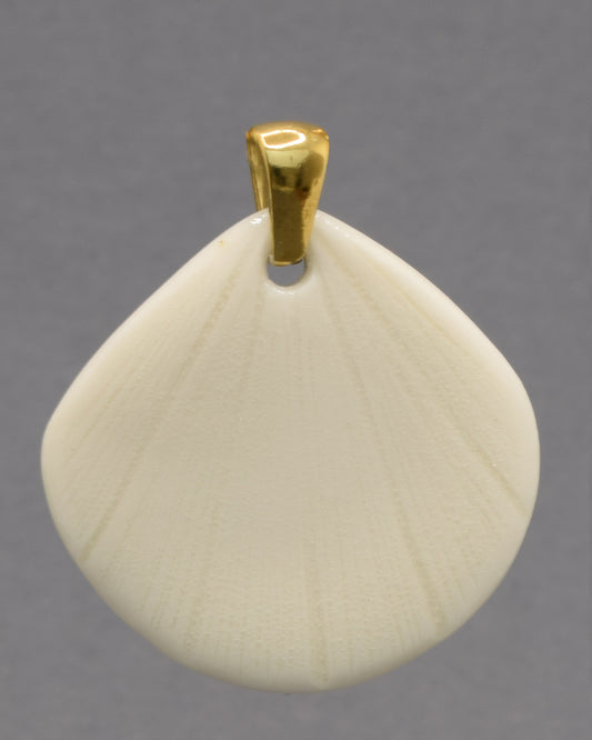 Pendente de porcelana em forma de concha, moldado e acabado à mão. Uma peça elegante que evoca a beleza do mar com delicadeza e intemporalidade.