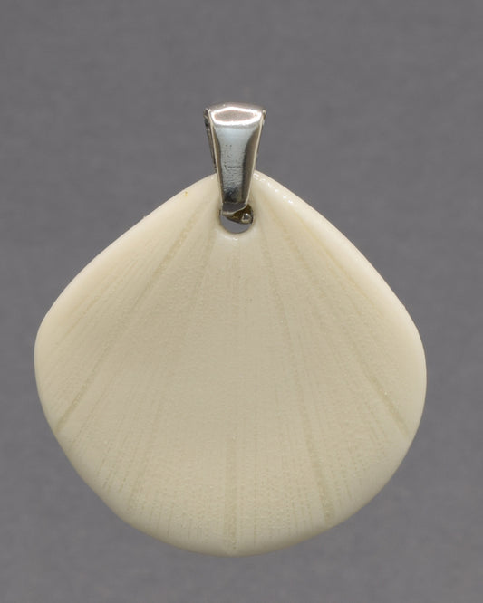 Pendente de porcelana em forma de concha, moldado e acabado à mão. Uma peça elegante que evoca a beleza do mar com delicadeza e intemporalidade.