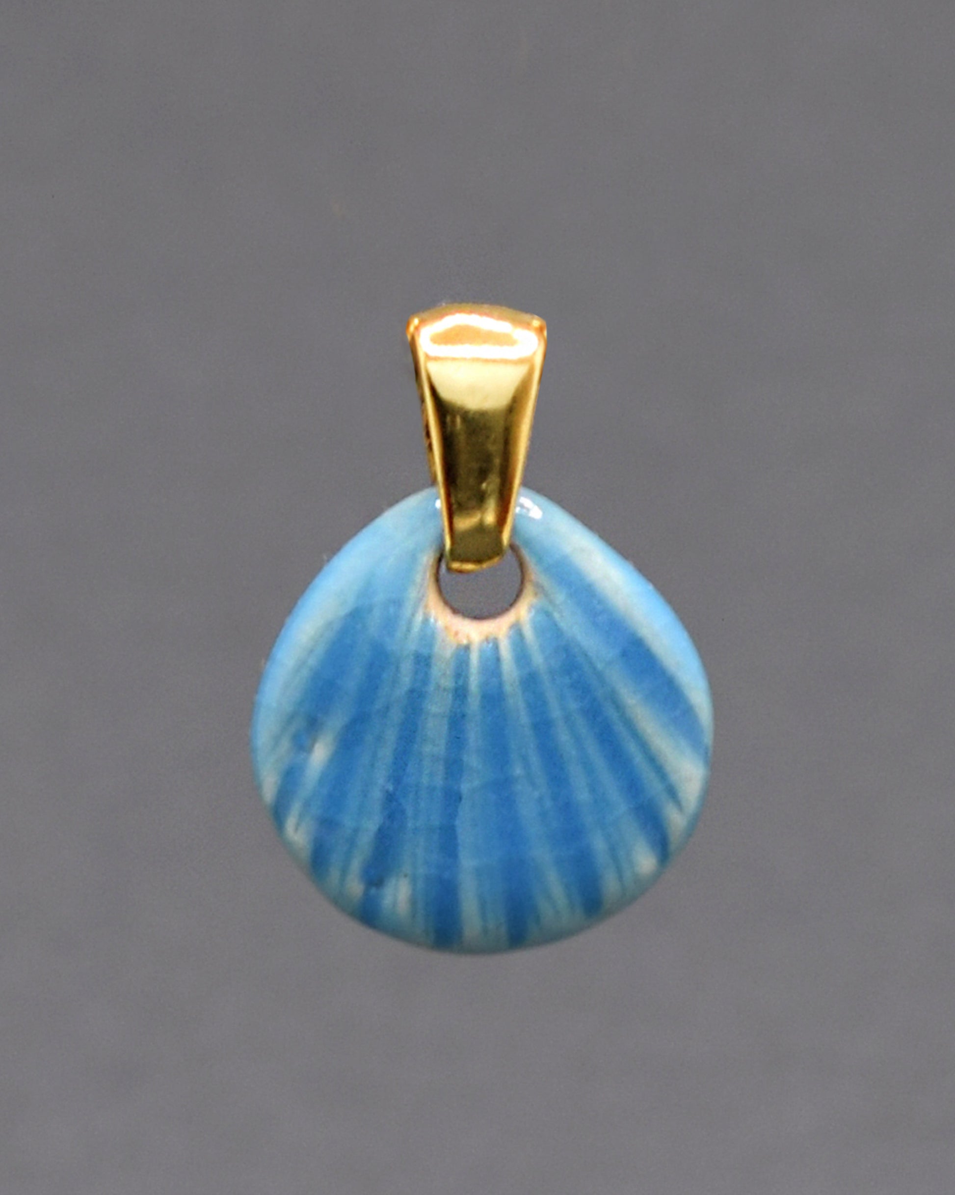 Pendente Concha Azul Claro, delicado e elegante, inspirado no mar, traz leveza e um toque de frescor a qualquer look.