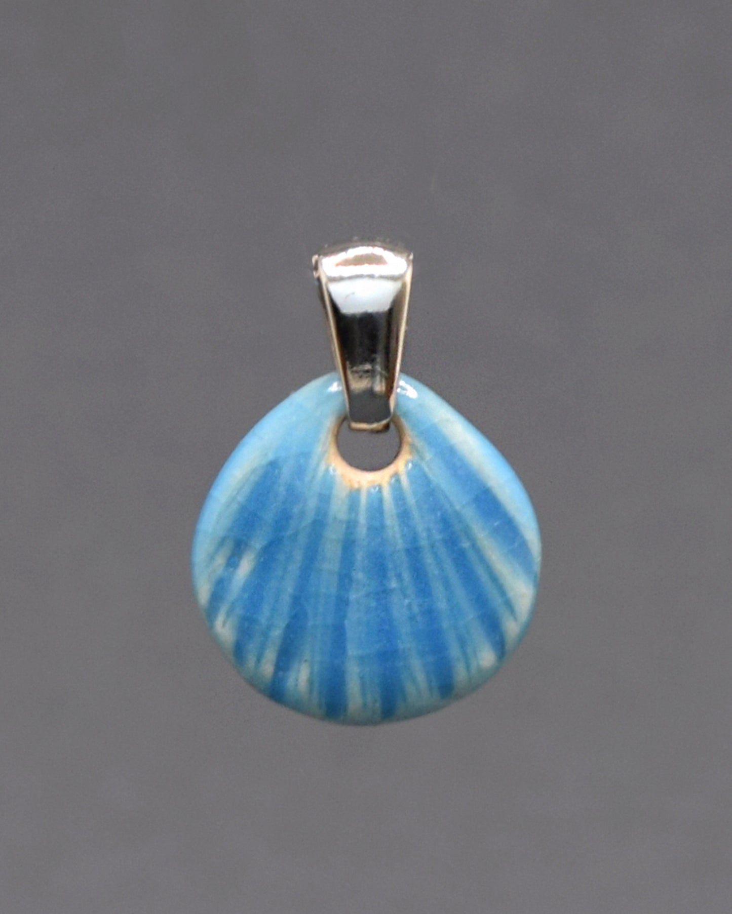 Pendente Concha Azul Claro, delicado e elegante, inspirado no mar, traz leveza e um toque de frescor a qualquer look.