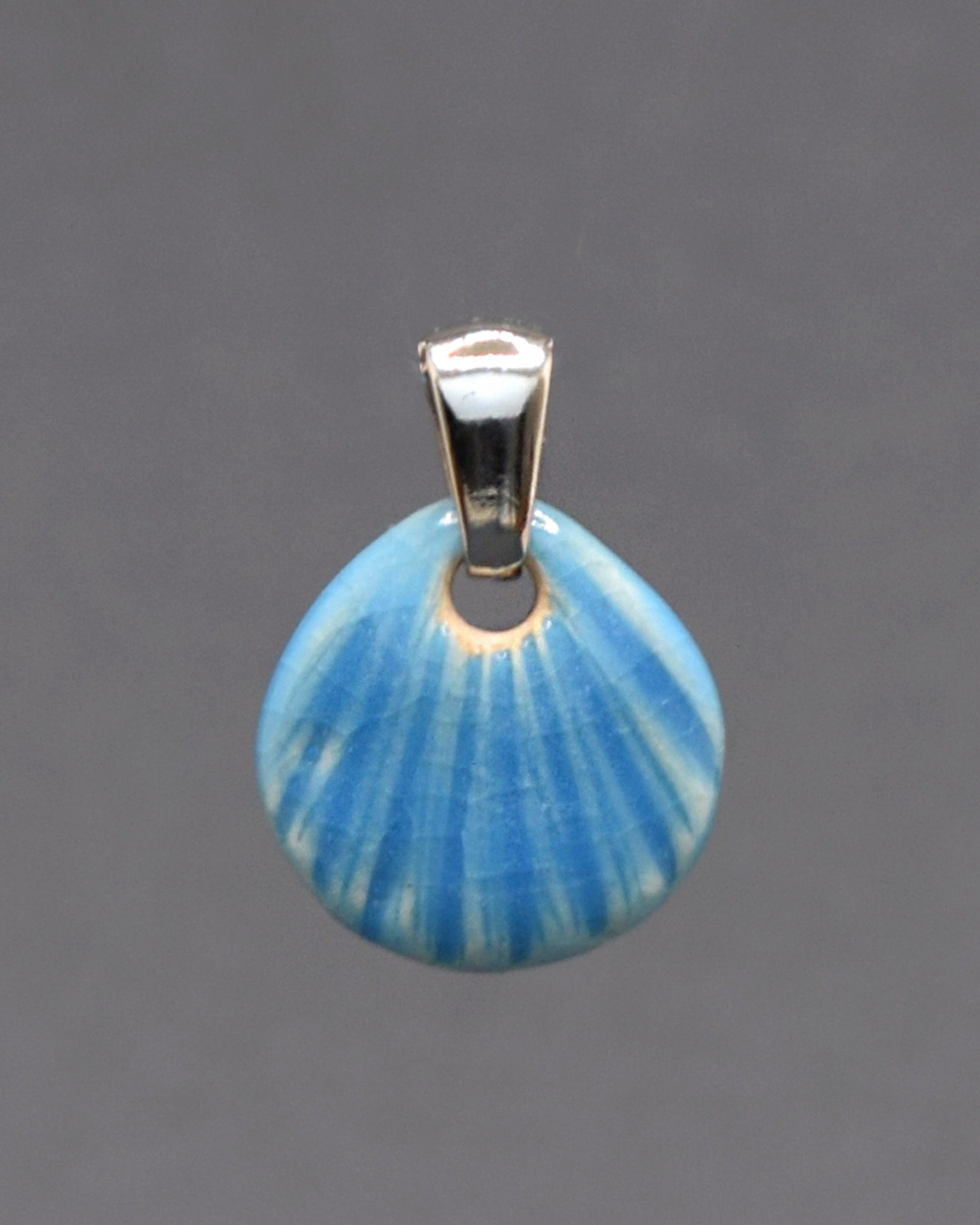 Pendente Concha Azul Claro, delicado e elegante, inspirado no mar, traz leveza e um toque de frescor a qualquer look.