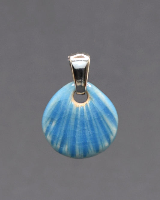 Pendente Concha Azul Claro, delicado e elegante, inspirado no mar, traz leveza e um toque de frescor a qualquer look.