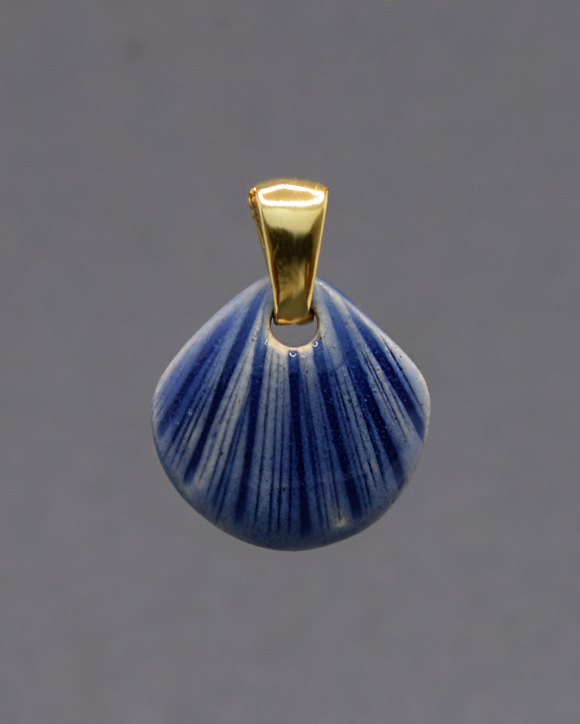 Pendente Concha Azul Escuro, sofisticado e marcante, inspirado no oceano profundo, adiciona elegância e mistério a qualquer look.