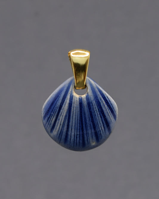 Pendente Concha Azul Escuro, sofisticado e marcante, inspirado no oceano profundo, adiciona elegância e mistério a qualquer look.