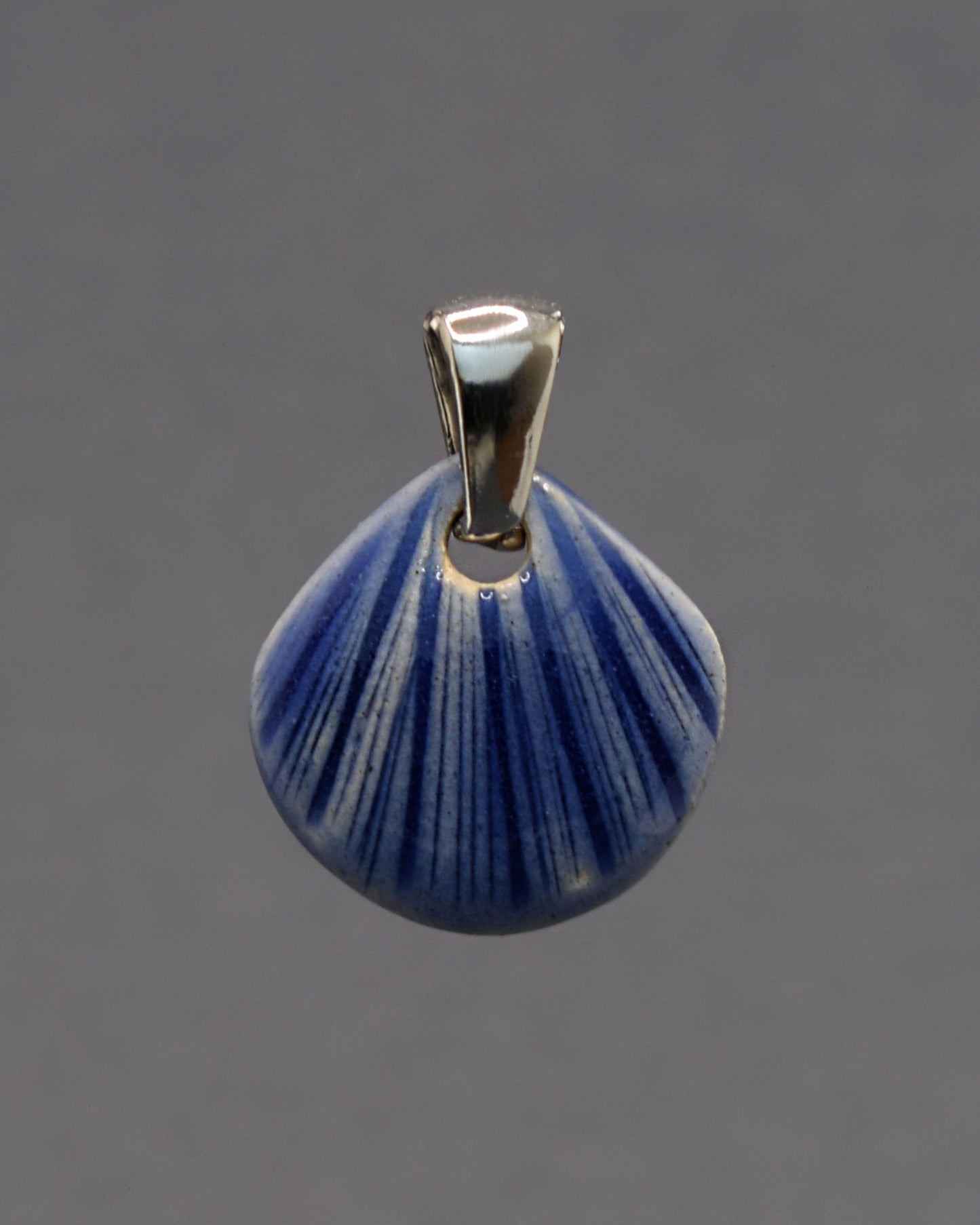 Pendente Concha Azul Escuro, sofisticado e marcante, inspirado no oceano profundo, adiciona elegância e mistério a qualquer look.