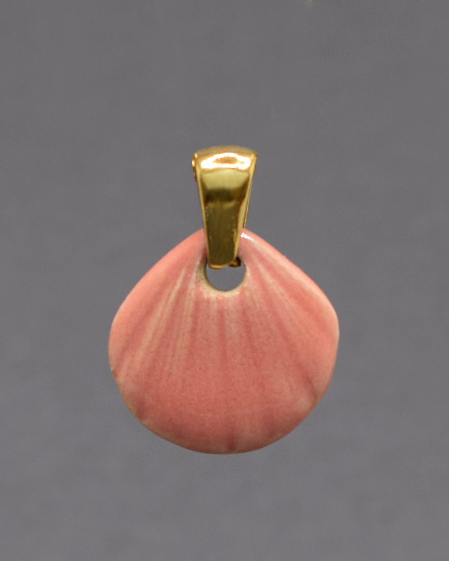 Pendente Concha Rosa, delicado e romântico, inspirado na beleza do mar, adiciona um toque suave e feminino a qualquer look.