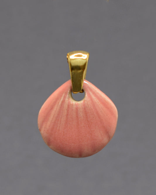 Pendente Concha Rosa, delicado e romântico, inspirado na beleza do mar, adiciona um toque suave e feminino a qualquer look.