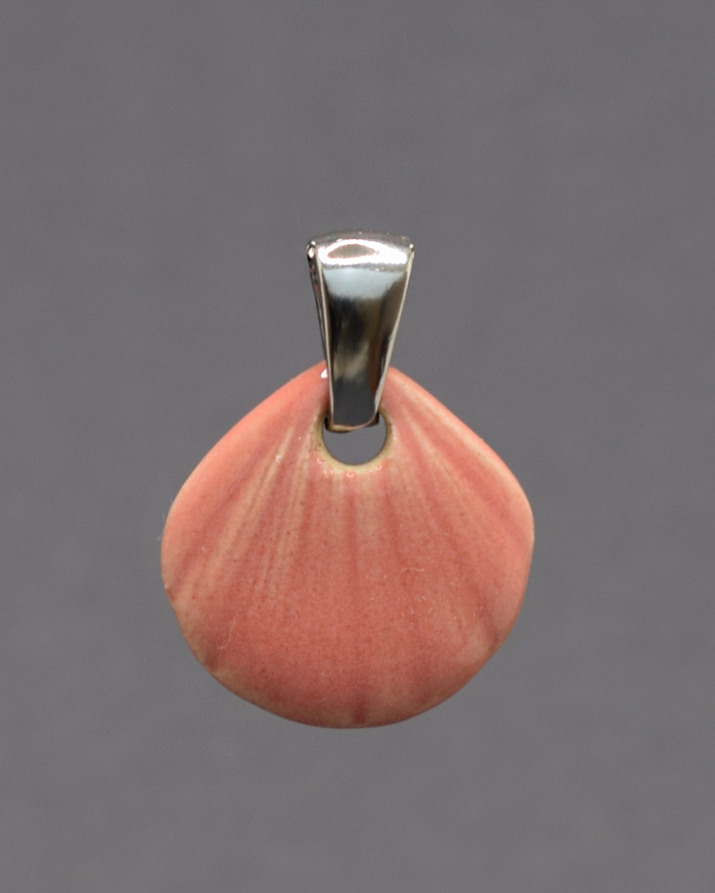 Pendente Concha Rosa, delicado e romântico, inspirado na beleza do mar, adiciona um toque suave e feminino a qualquer look.