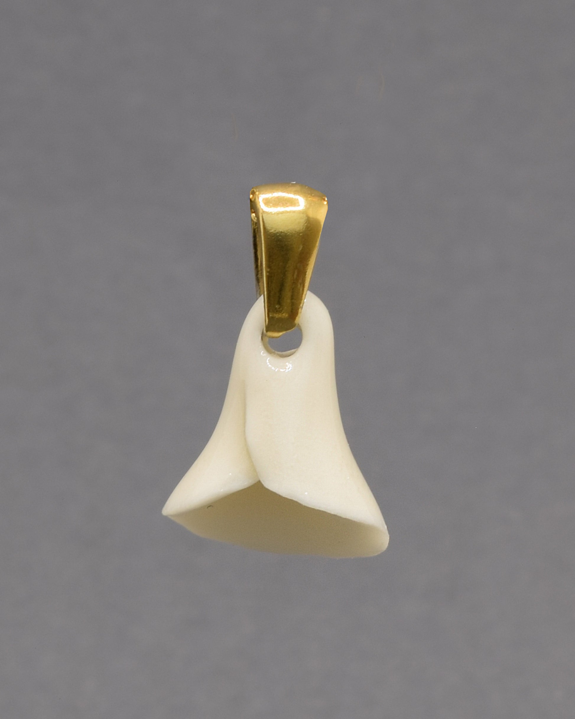 Pendente em porcelana em forma de flor copo-de-leite. Uma peça artesanal delicada e elegante, perfeita para acrescentar um toque de sofisticação ao seu look.