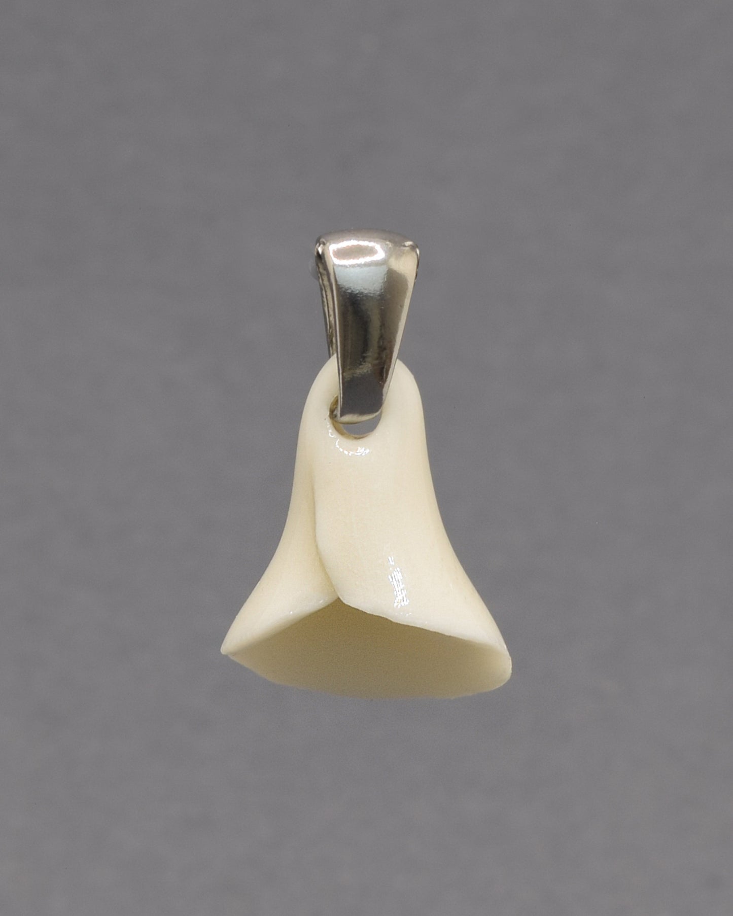 Pendente em porcelana em forma de flor copo-de-leite. Uma peça artesanal delicada e elegante, perfeita para acrescentar um toque de sofisticação ao seu look.