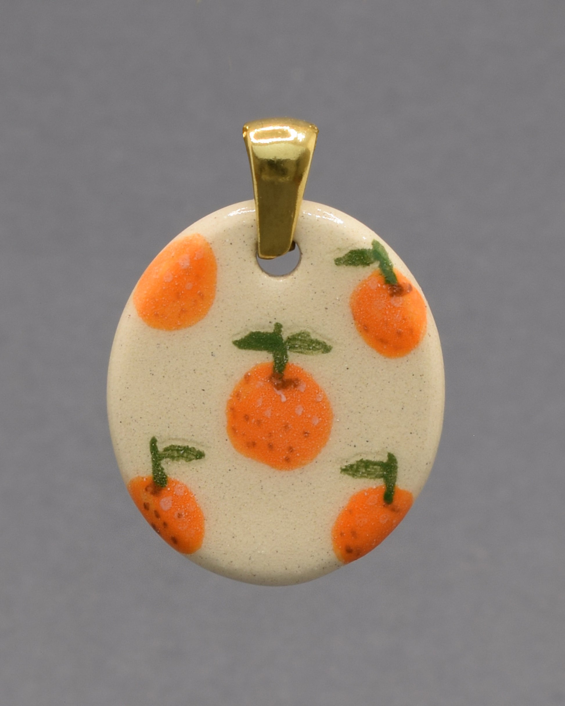 Pendente de cerâmica pintado à mão com laranjas vibrantes. Uma peça artesanal inspirada na frescura dos laranjais, cheia de cor e autenticidade.
