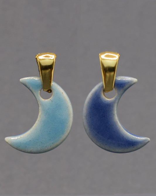 Pendente Lua Dupla-Face com um lado azul claro e outro azul escuro. Versátil e encantador, reflete harmonia entre luz e mistério.