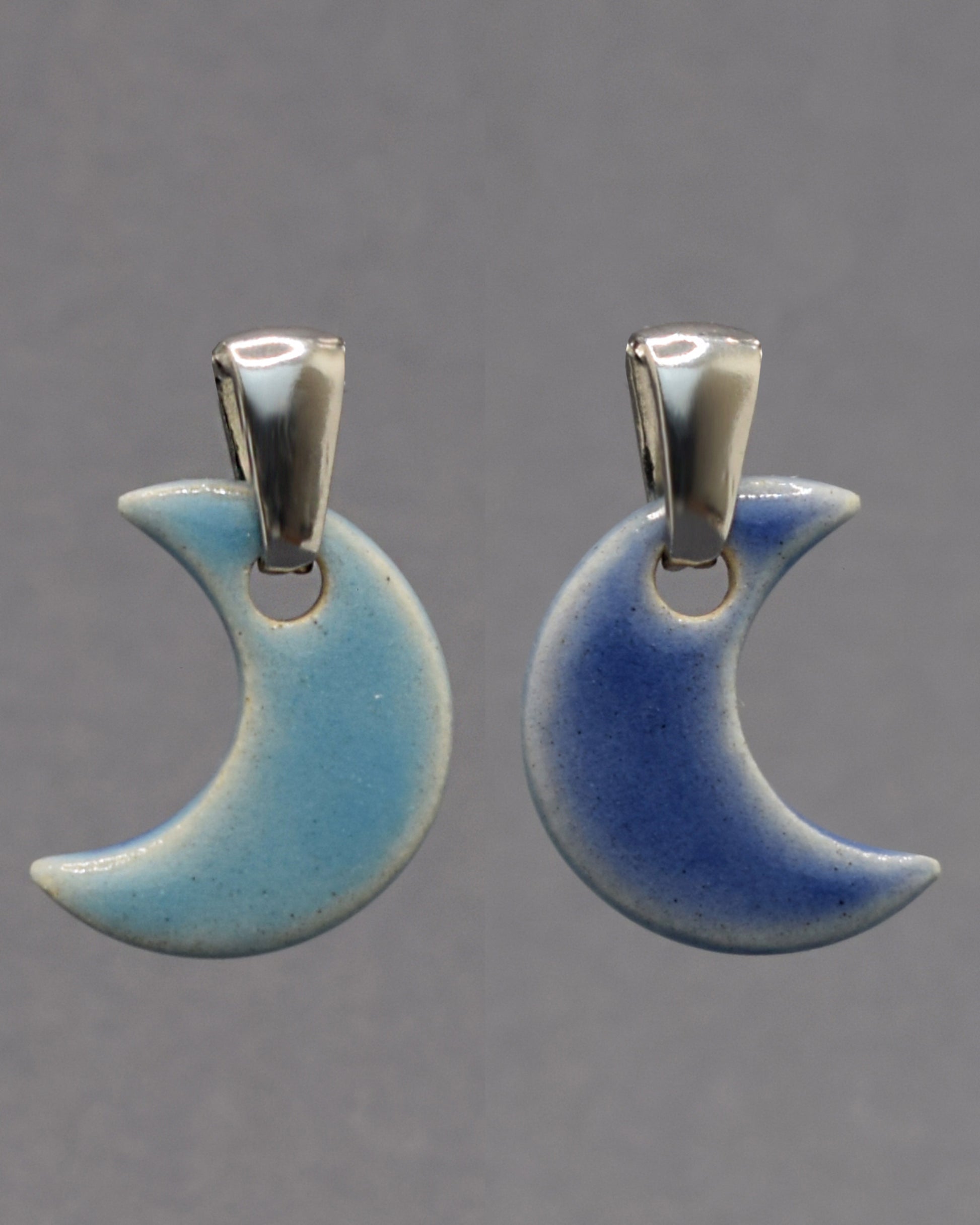 Pendente Lua Dupla-Face com um lado azul claro e outro azul escuro. Versátil e encantador, reflete harmonia entre luz e mistério.