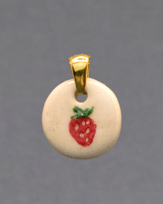 Pendente em cerâmica com morango pintado à mão. Delicado, artesanal e cheio de charme para um toque doce no teu estilo.