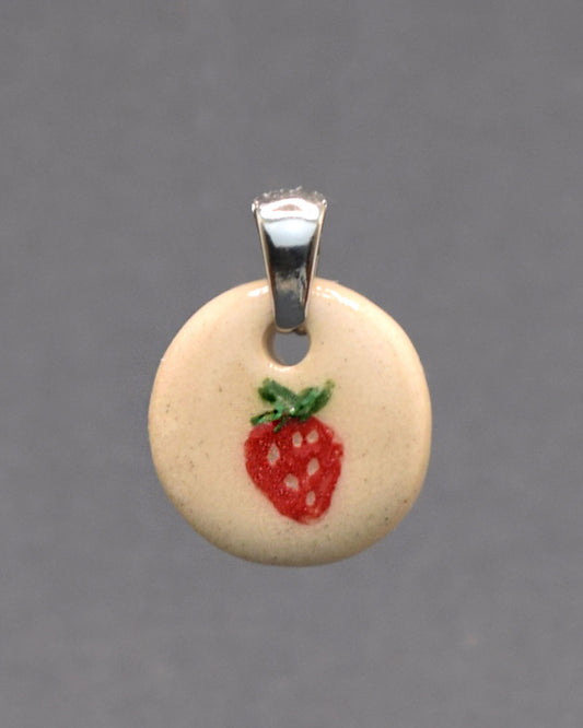 Pendente em cerâmica com morango pintado à mão. Delicado, artesanal e cheio de charme para um toque doce no teu estilo.