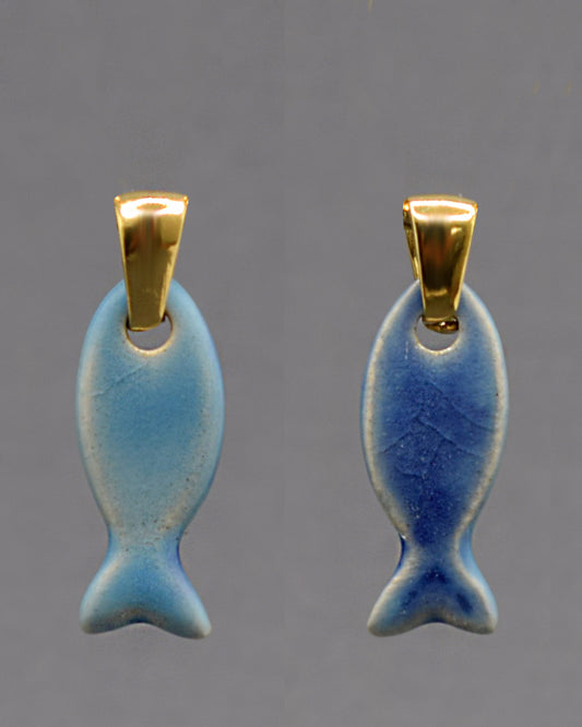 Pendente Peixe Dupla-Face com um lado azul claro e outro azul escuro. Simboliza fluidez e equilíbrio, perfeito para um toque marítimo e elegante.