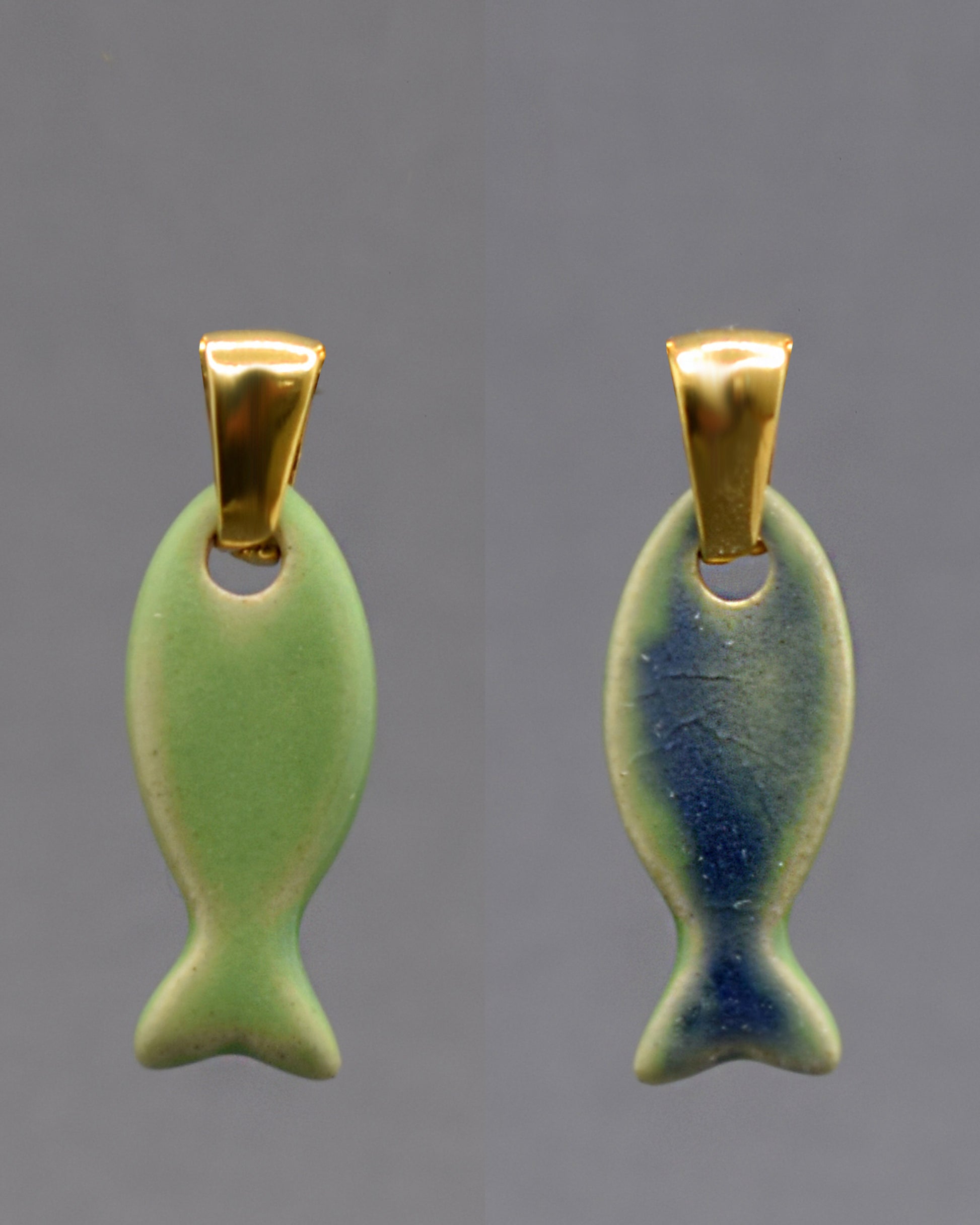 Pendente Peixe Dupla-Face com um lado verde claro e outro verde musgo. Natural e elegante, evoca equilíbrio, serenidade e conexão com a natureza.