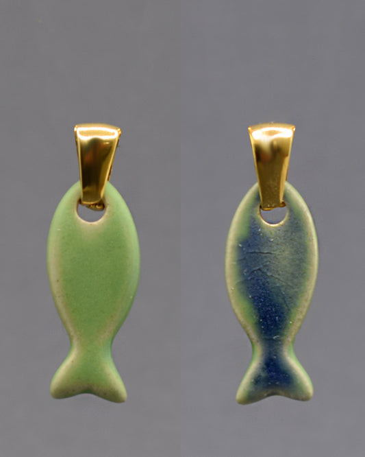 Pendente Peixe Dupla-Face com um lado verde claro e outro verde musgo. Natural e elegante, evoca equilíbrio, serenidade e conexão com a natureza.