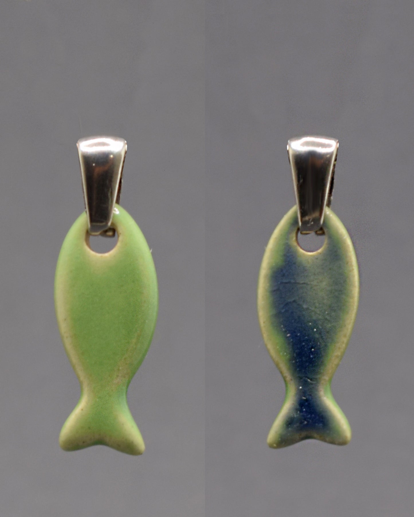 Pendente Peixe Dupla-Face com um lado verde claro e outro verde musgo. Natural e elegante, evoca equilíbrio, serenidade e conexão com a natureza.